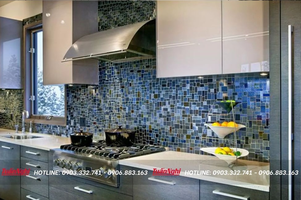 Gạch Mosaic thủy tinh tạo cảm giác mát mẻ cho không gian bếp.