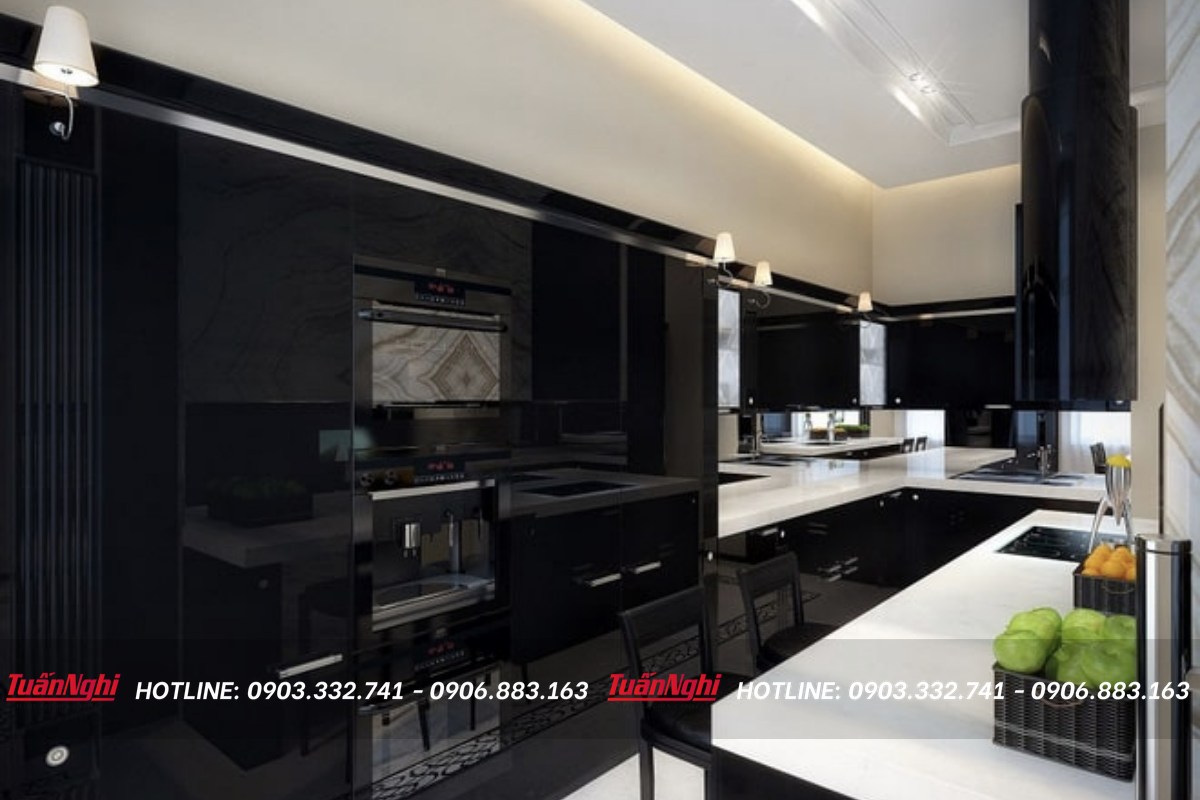 Tủ bếp góc chéo màu đen kết hợp với trần và tường màu trắng 